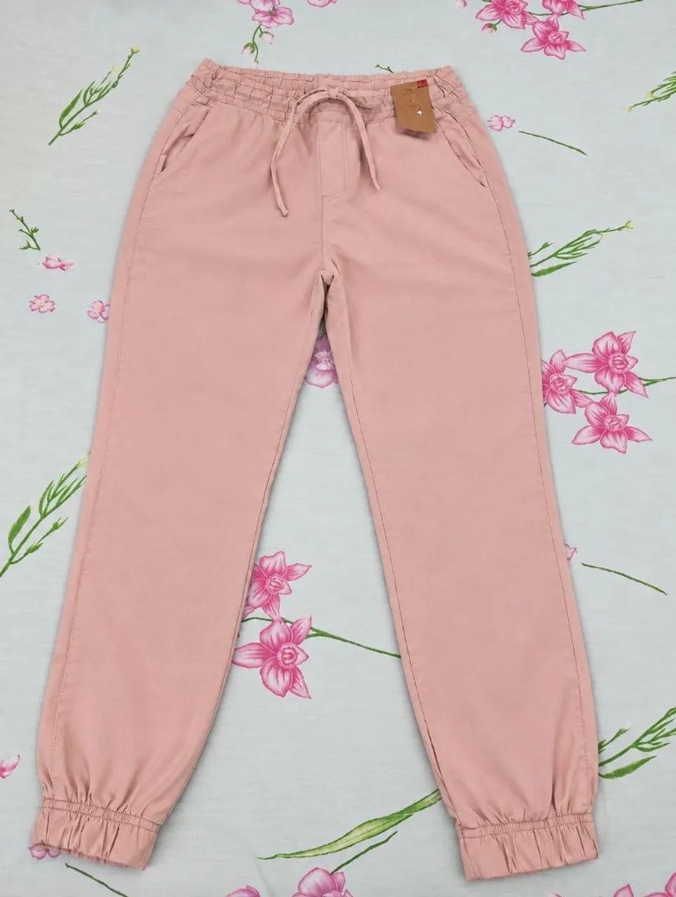  Calça jogger rosa, com bolsos e elástico na cintura e nos punhos