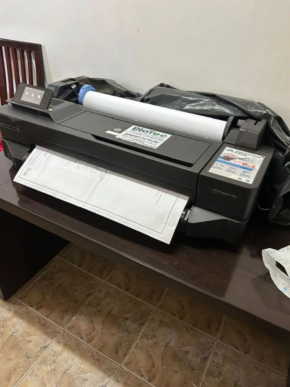 Plotter HP designjet T120 com vários tipos de papel  - Foto 2