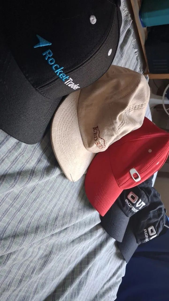 5 bonés..