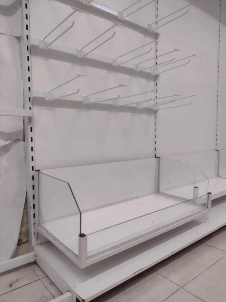 INSTALAÇÃO PARA LOJA de ROUPA INFANTIL PRATELEIRAS BALCÕES CABIDEIROS - Foto 5