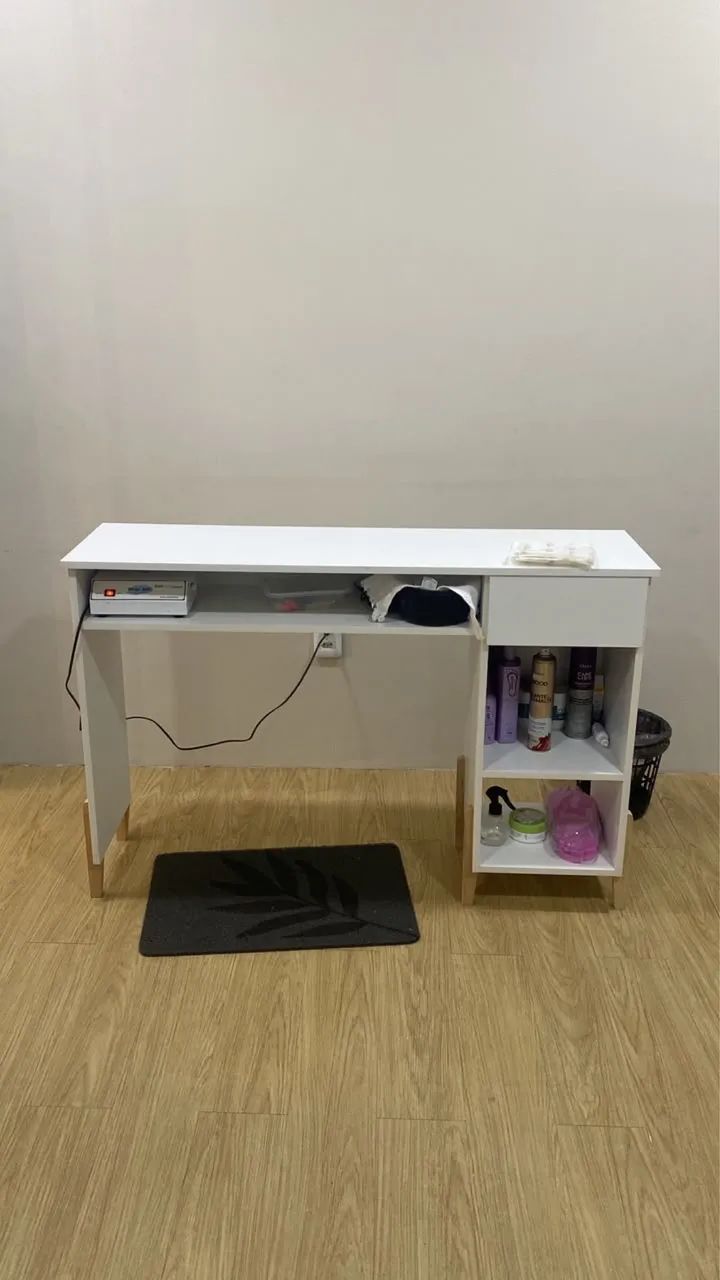 Mesa de manicure e expositor de esmalte.  - Foto 2