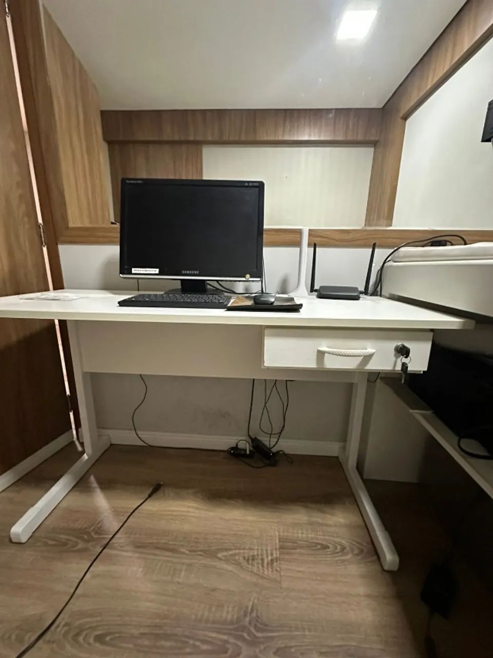 Mesa para computador com gaveta branca - Foto 3