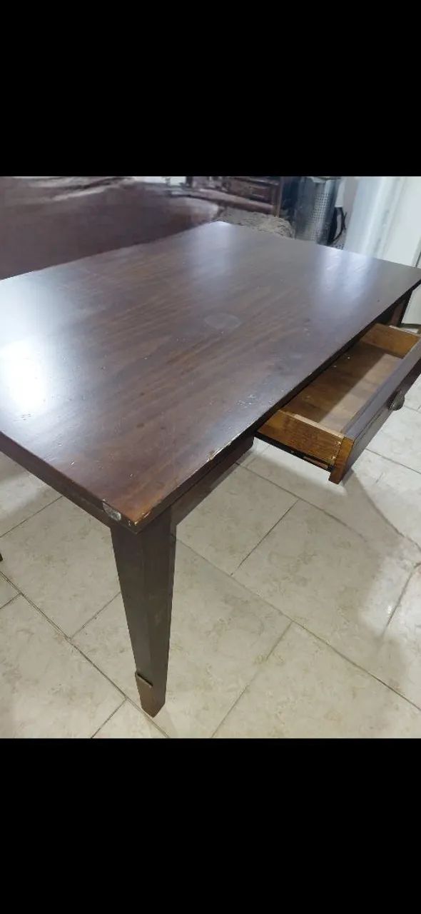 Mesa de madeira maciça 