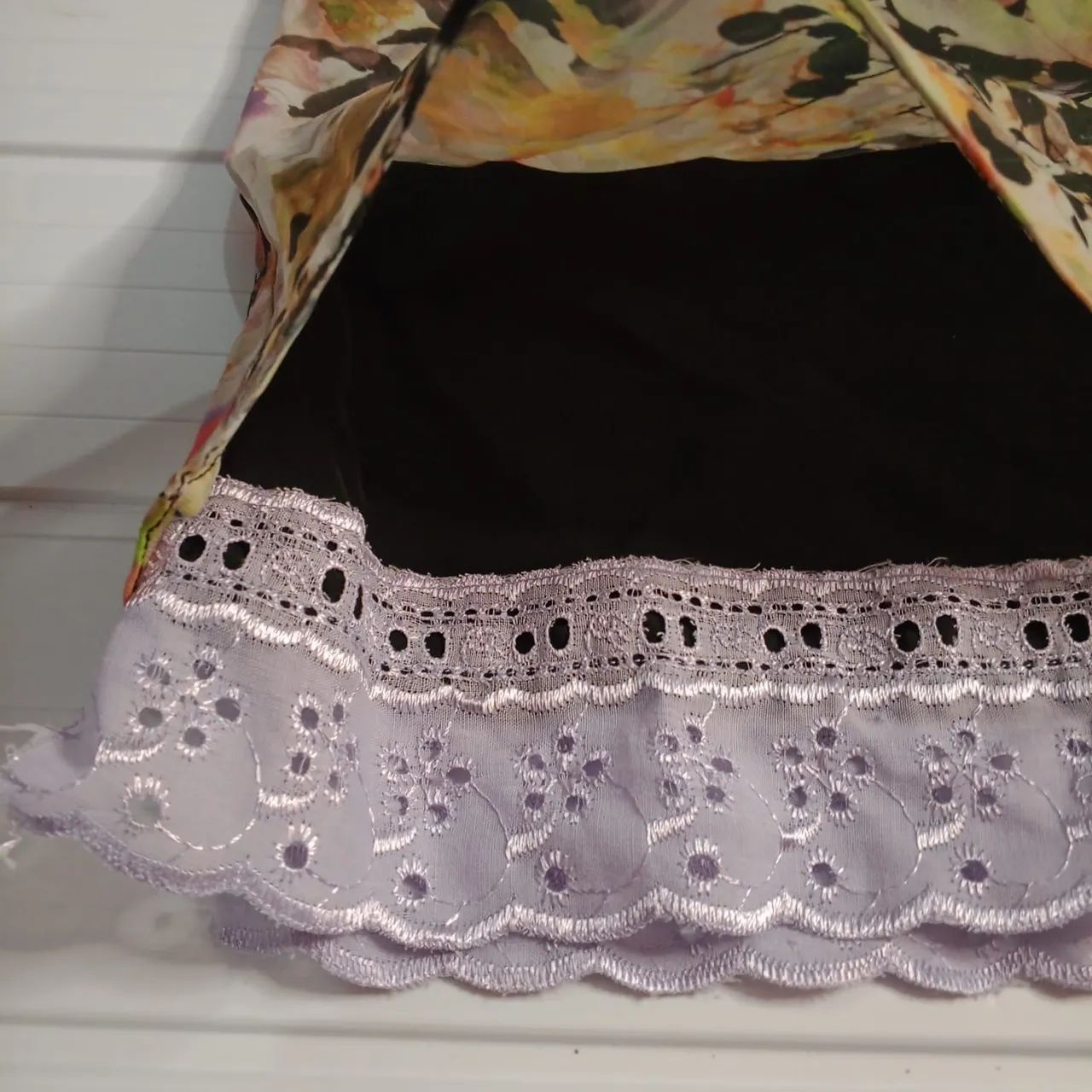 Blusinha feminina com bordado sem manga estampada forrada usada - Foto 5