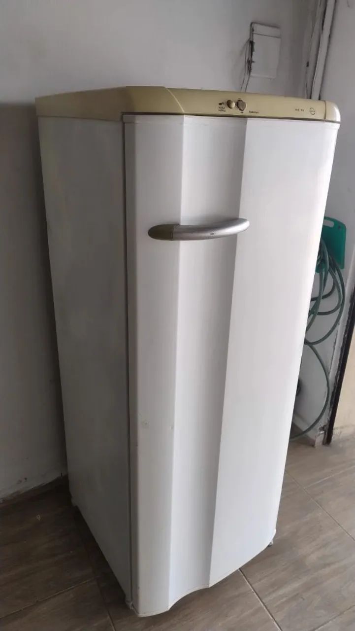 Geladeira Eletrolux Pequena Funcionando Perfeitamente só não tem a portinha do freezer 499 - Foto 3
