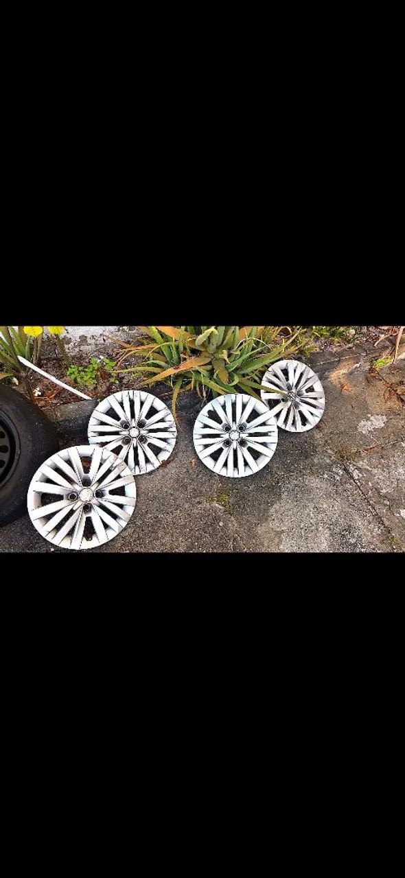 Pneus, aros 15 e calotas originais - Foto 2