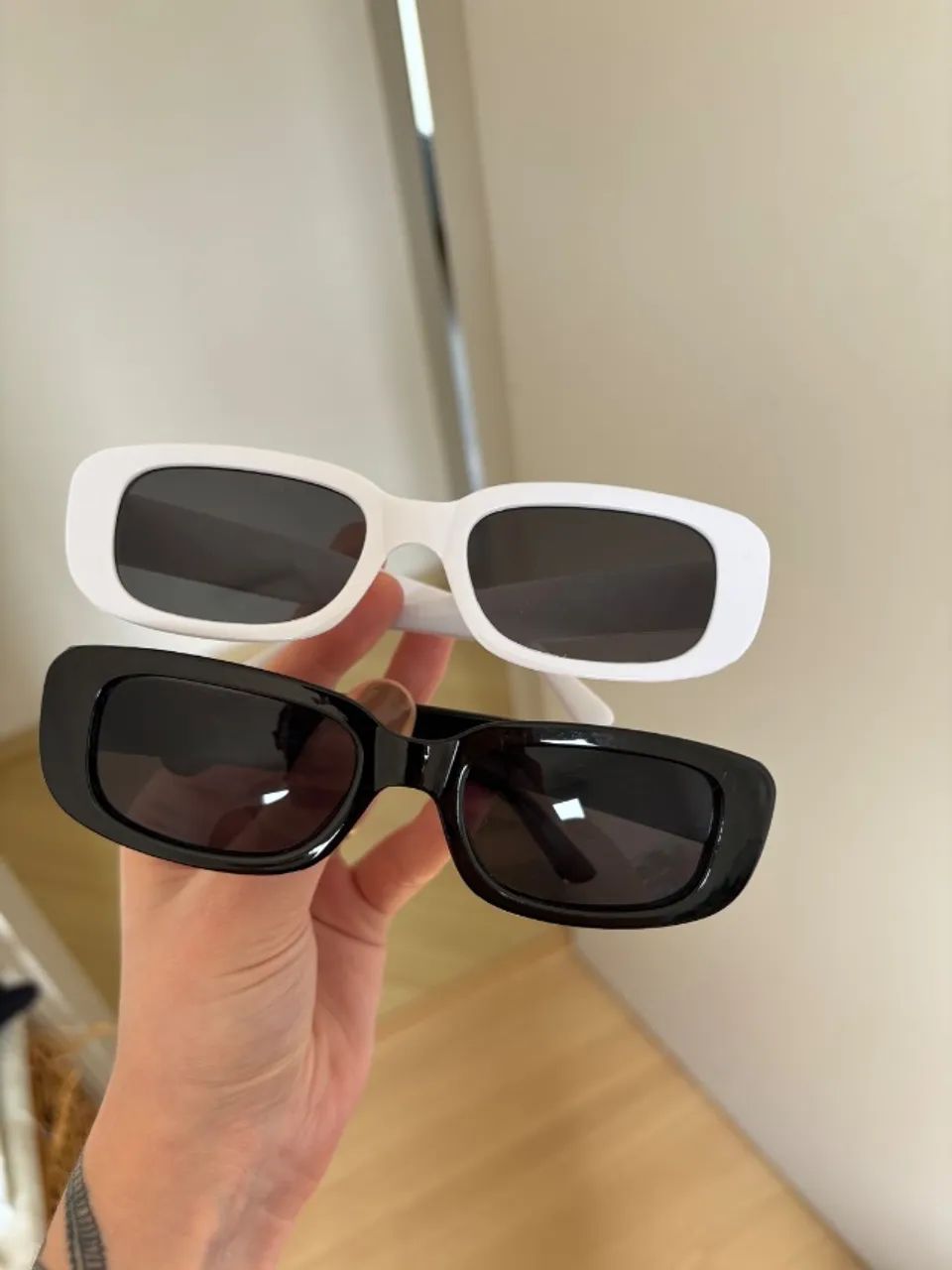 Conjunto óculos de sol branco e preto