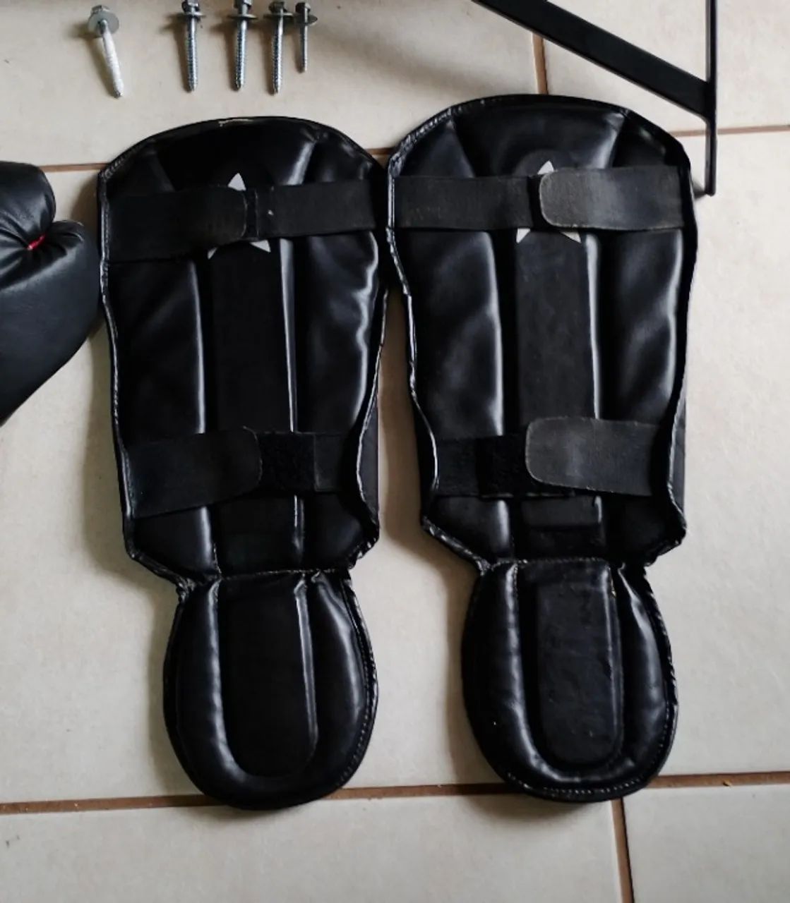 Saco de Pancada. Luvas. Caneleiras e Suporte. - Foto 3