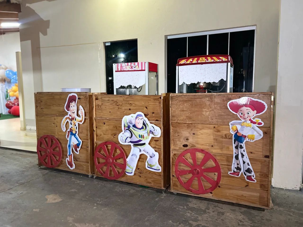 Bufet infantil com carrinhos Personalizados