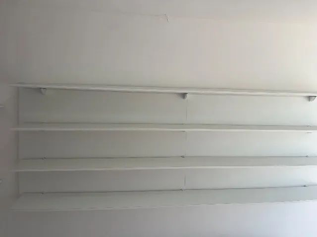 Painel com prateleira para loja 