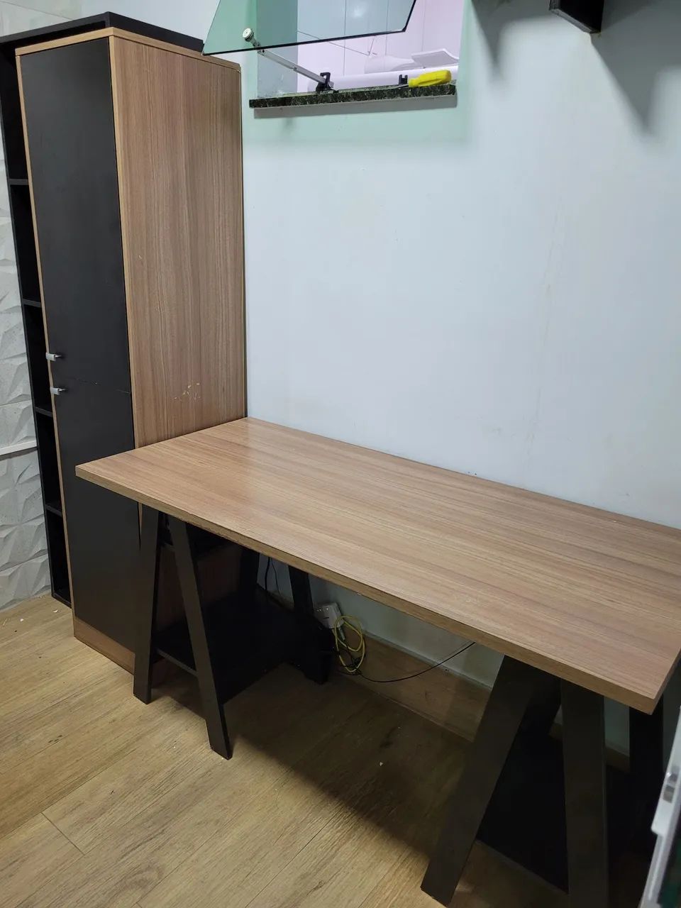 Mesa e armário para escritório