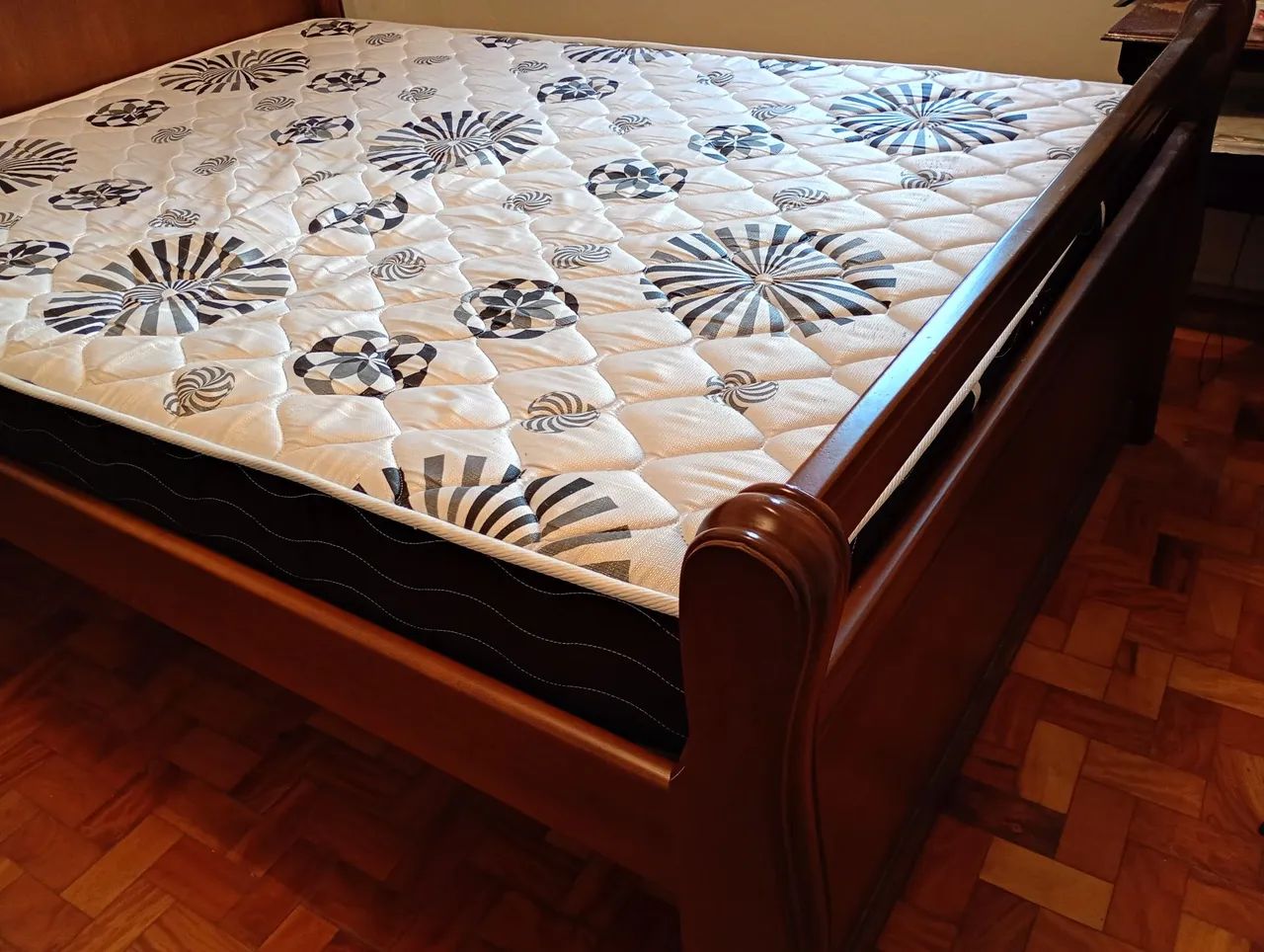 Cama de casal em madeira maciça com colchão  - Foto 2