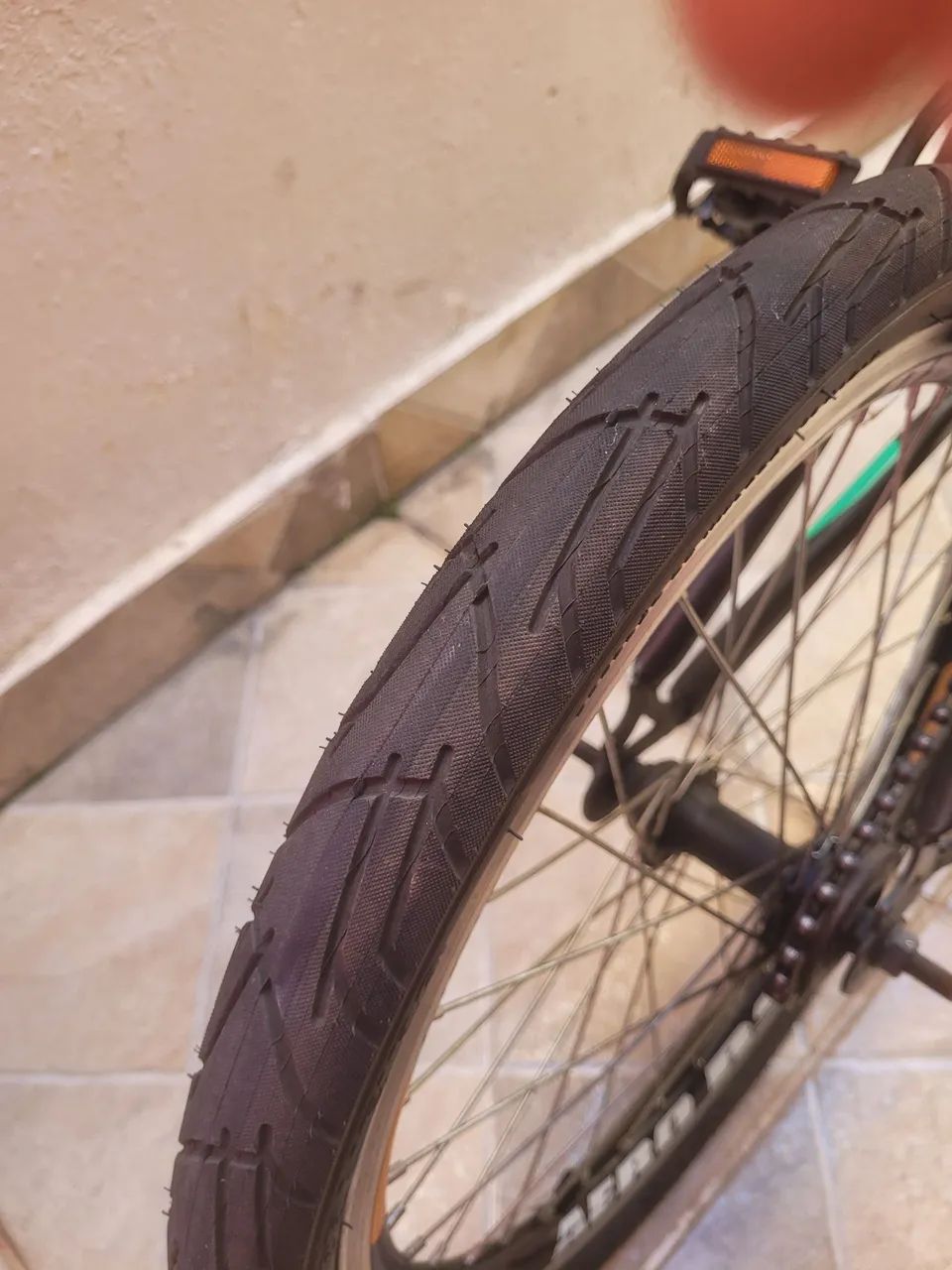 Bicicleta cross aro 20 com capacete  - Foto 3