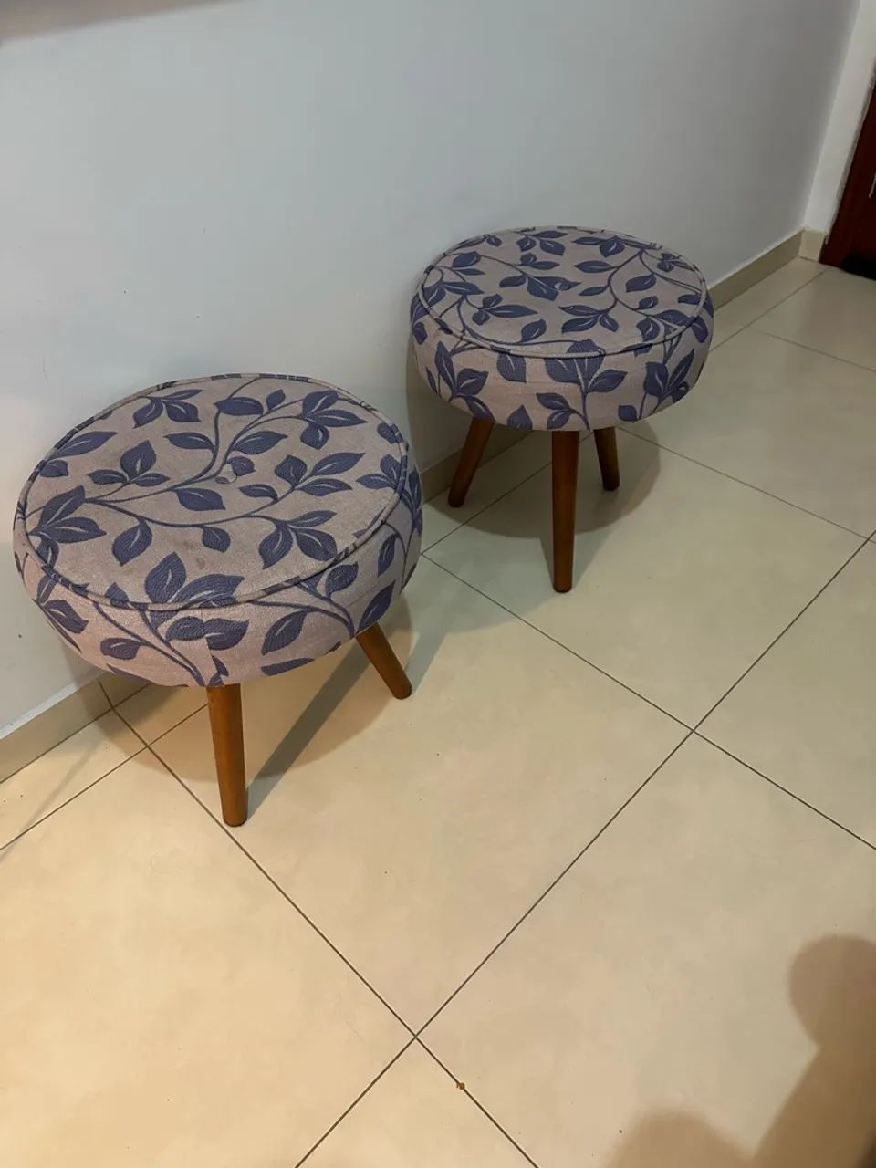 Vendo Conjunto de Sala: Sofá, Painel e Banquetas brinde almofada.  - Foto 2