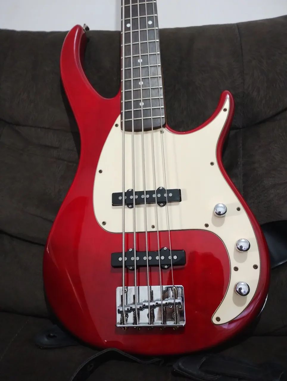 Baixo Peavey 5 c ( encordoamento Elixir) Obs; baixo passivo mas som monstruoso 