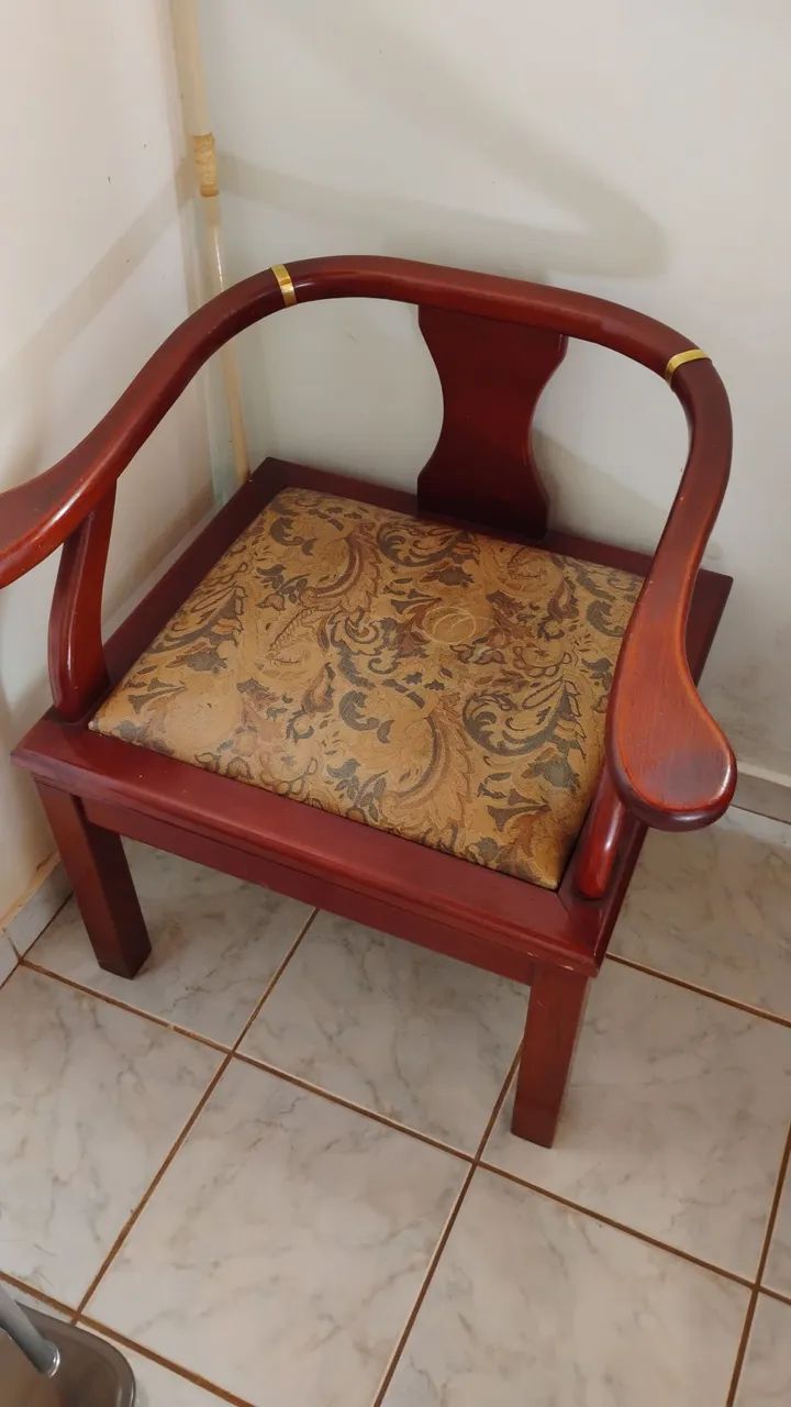 Cadeira em madeira 
