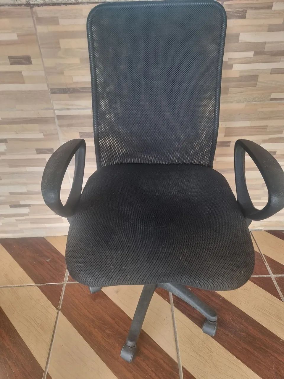 Vendo Cadeira Escritório com Rodinhas Excelente  - Foto 3