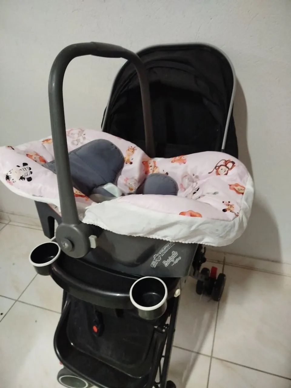 Vendo carrinho e bebe conforto 