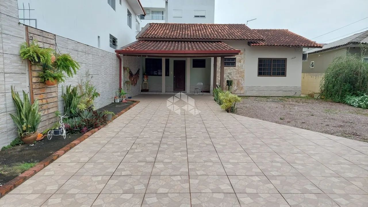 Casa de 3 Quartos em Terreno de Fácil Acesso à BR