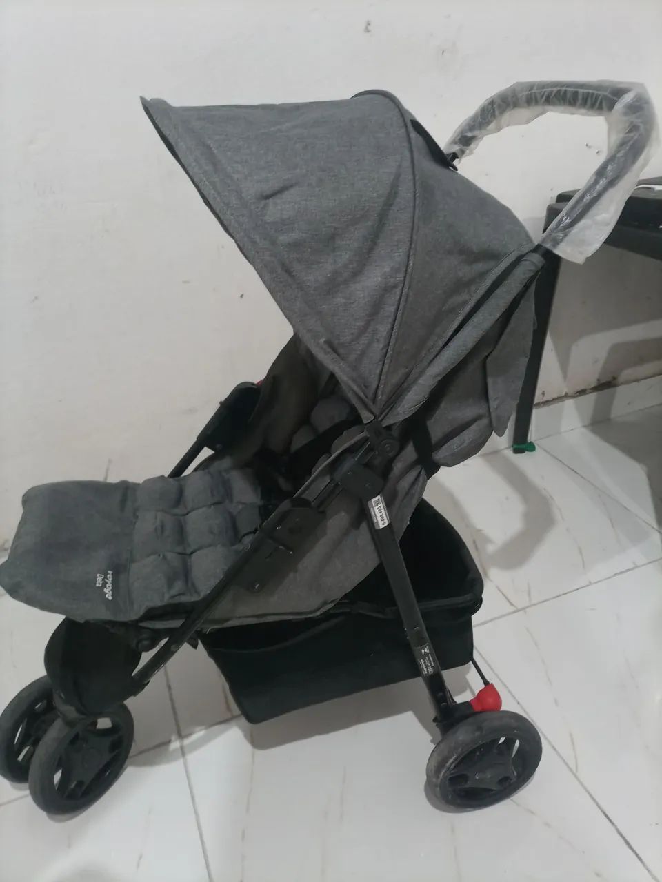 Carrinho de bebê semi-novo 