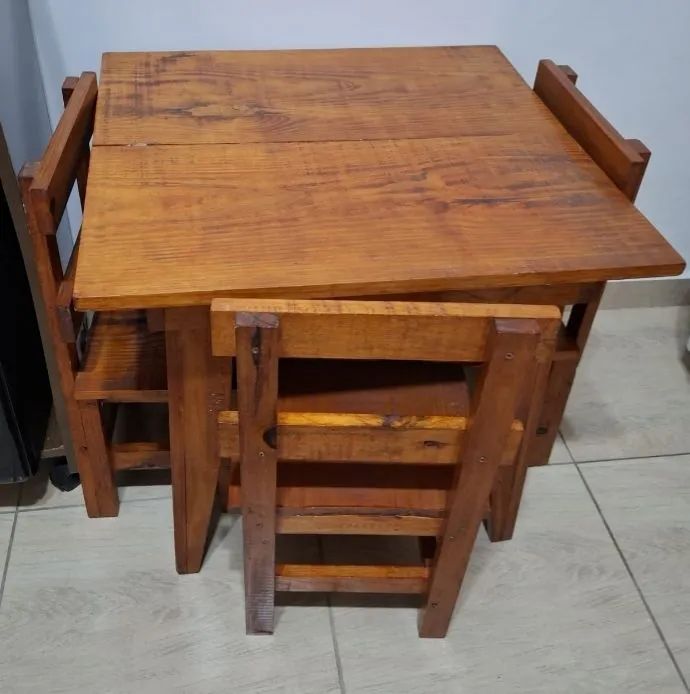 Mesa infantil com cadeiras 