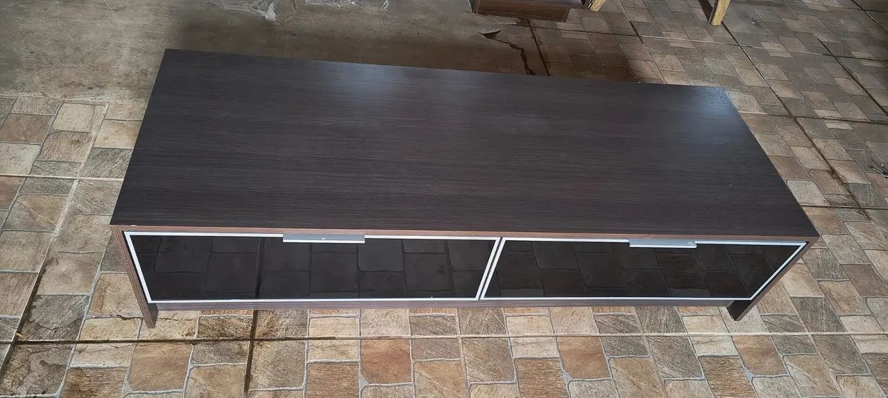 Rack em MDF com duas gavetas e rodinhas. - Foto 3