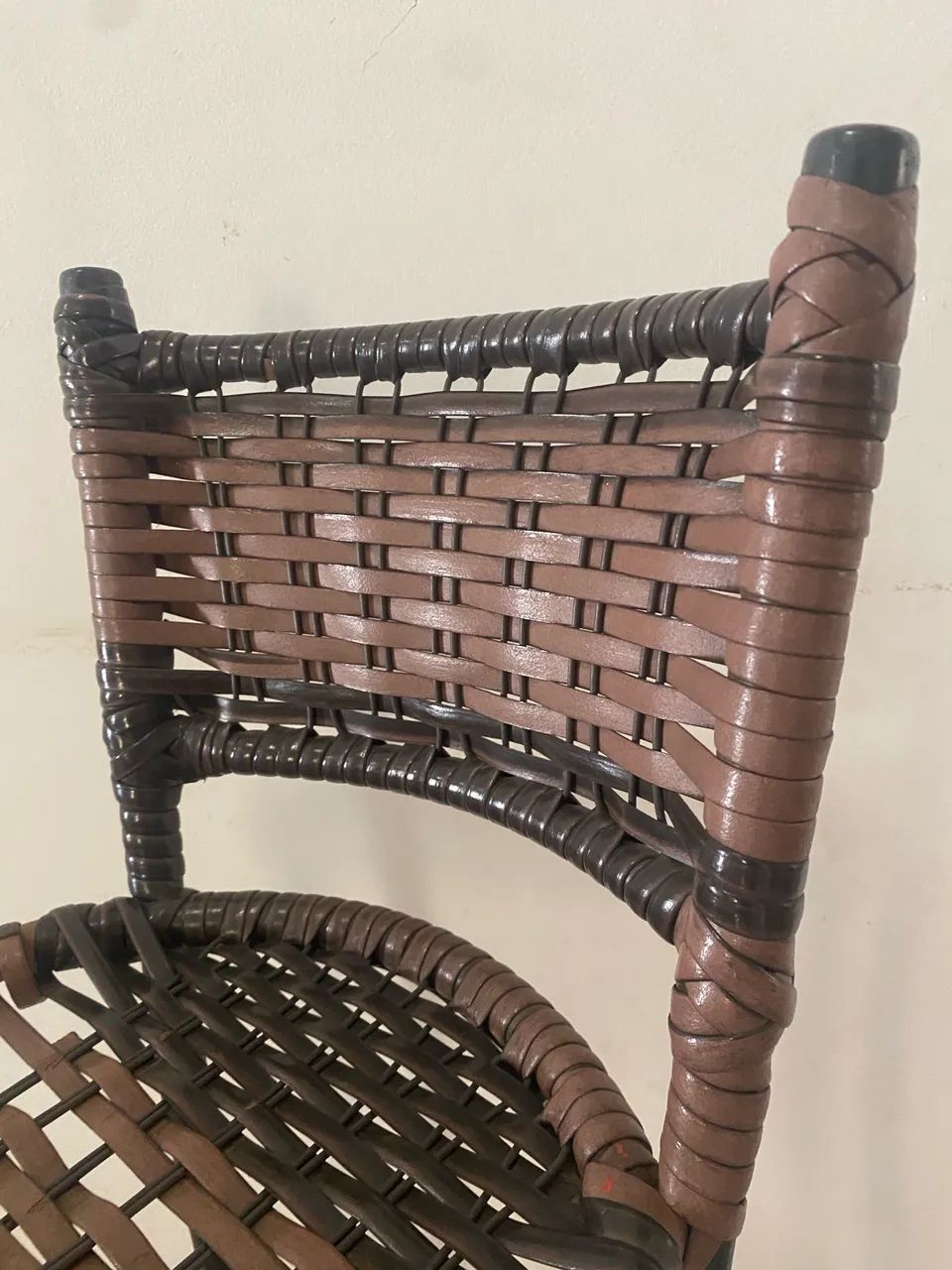 Banqueta alta com encosto 
