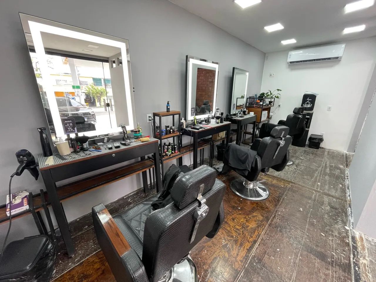 Barbearia Cadeiras, lavatório e móveis. 
