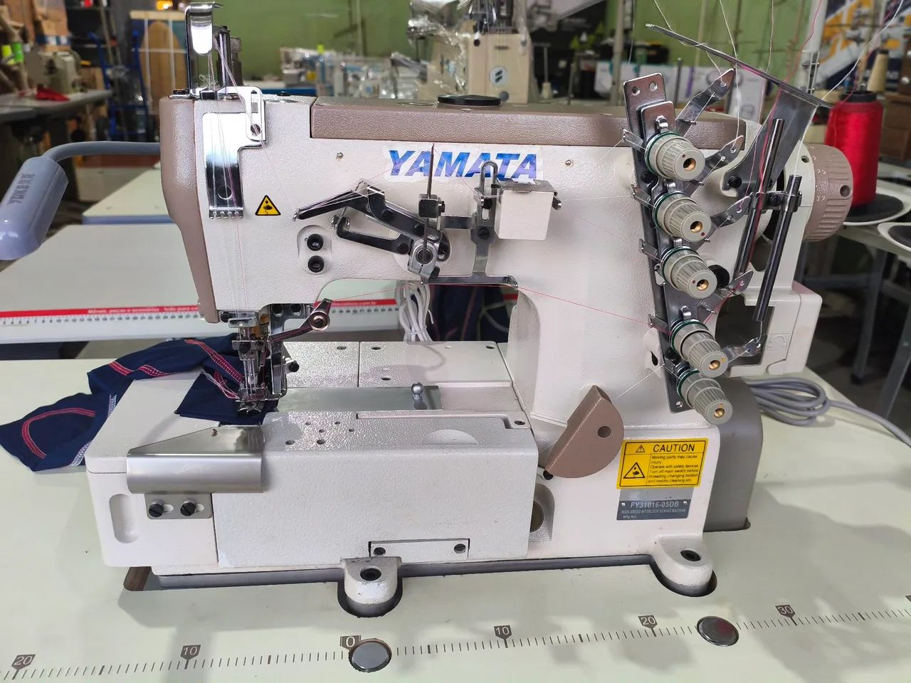 Máquina de costura Galoneira industrial direct drive nova Yamata 
