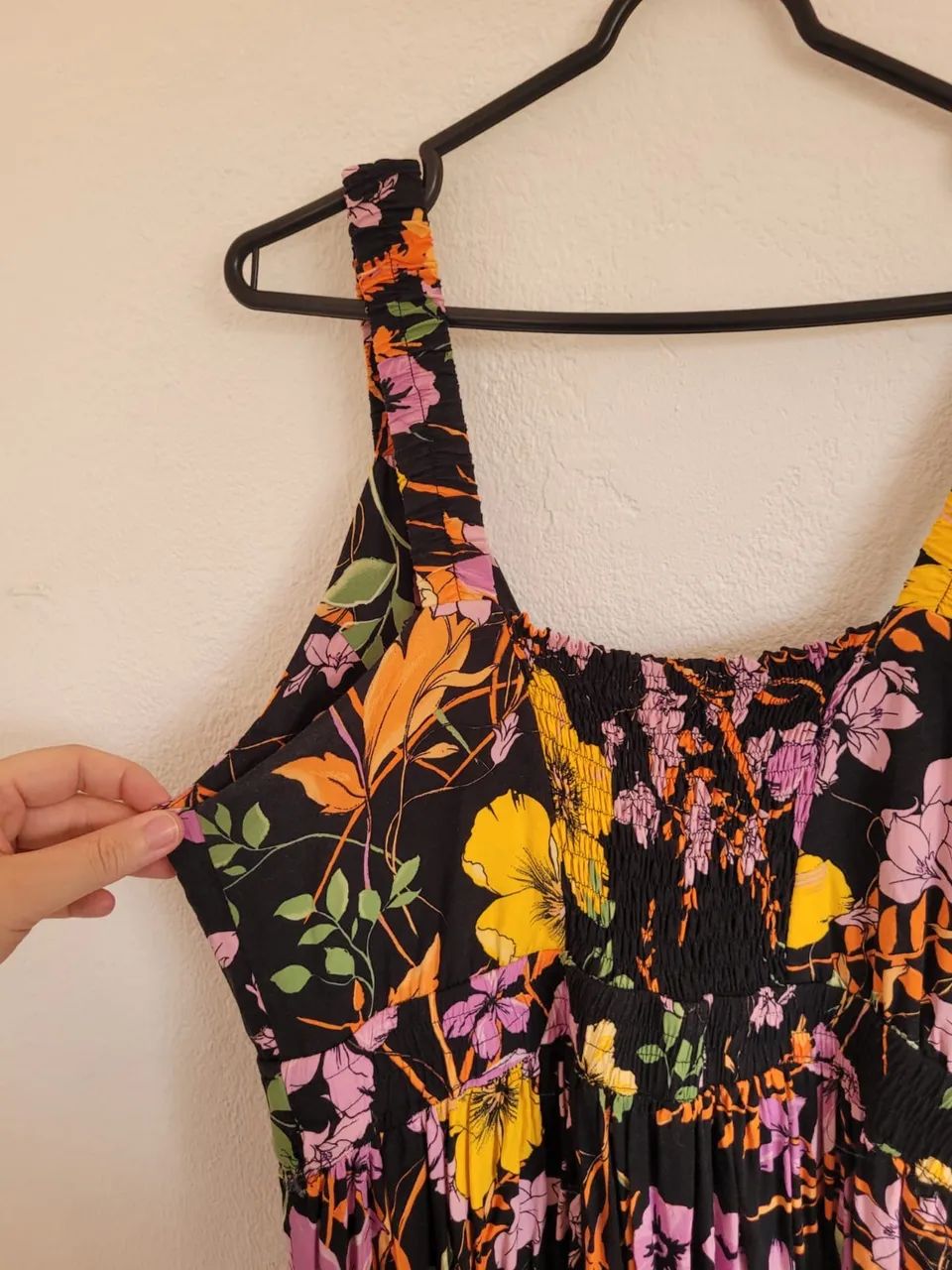 Vestido flores de verão preto plus size - Foto 5