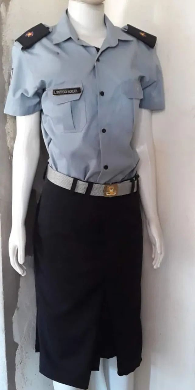 Vendo Camisas  e Saía Militar Semi novas.