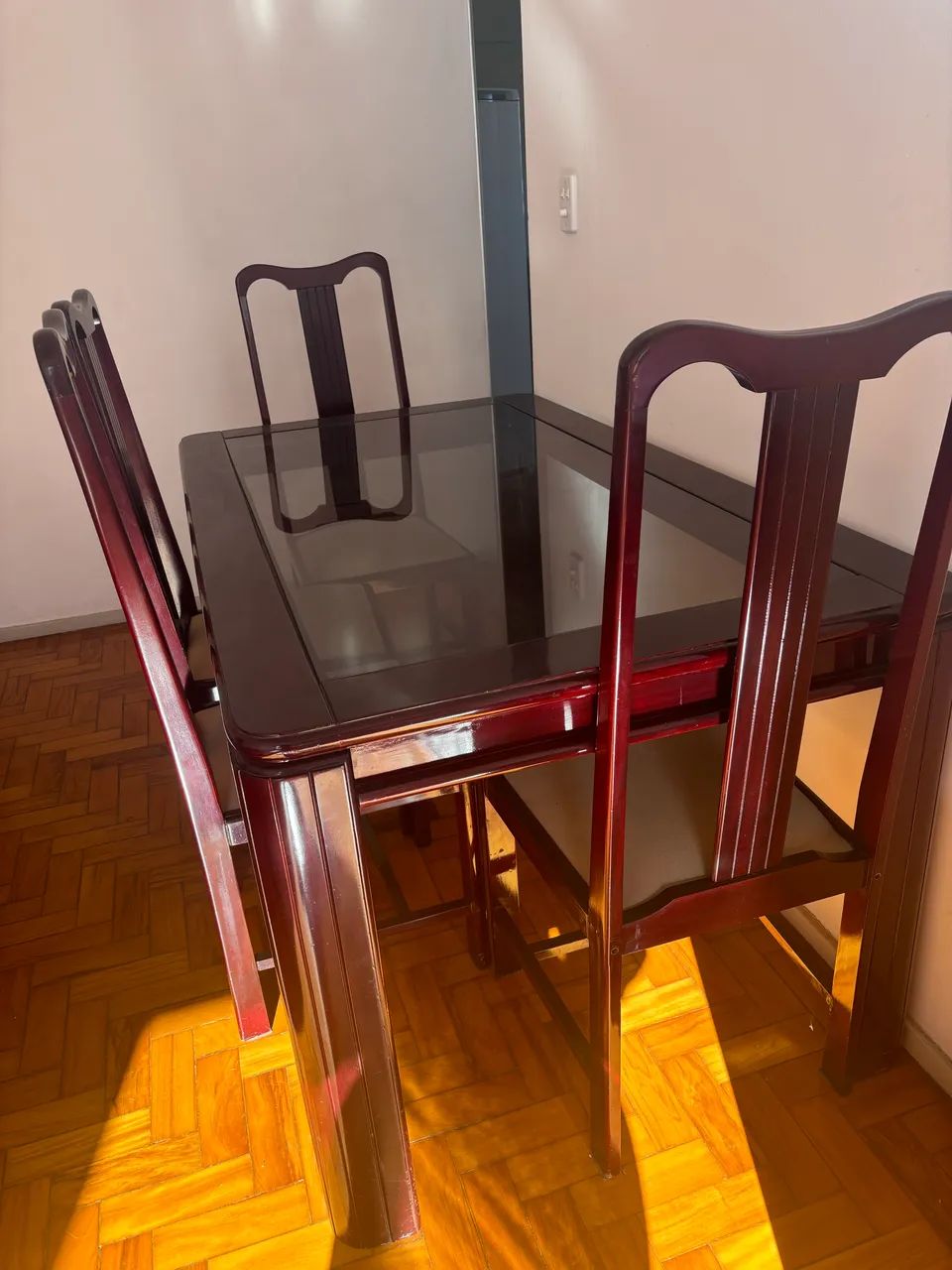 Mesa com tampo de vidro e cadeiras 