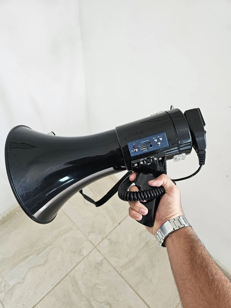 Megafone Profissional Recarregável Com Sirene E Controle "Lelong" - Foto 5