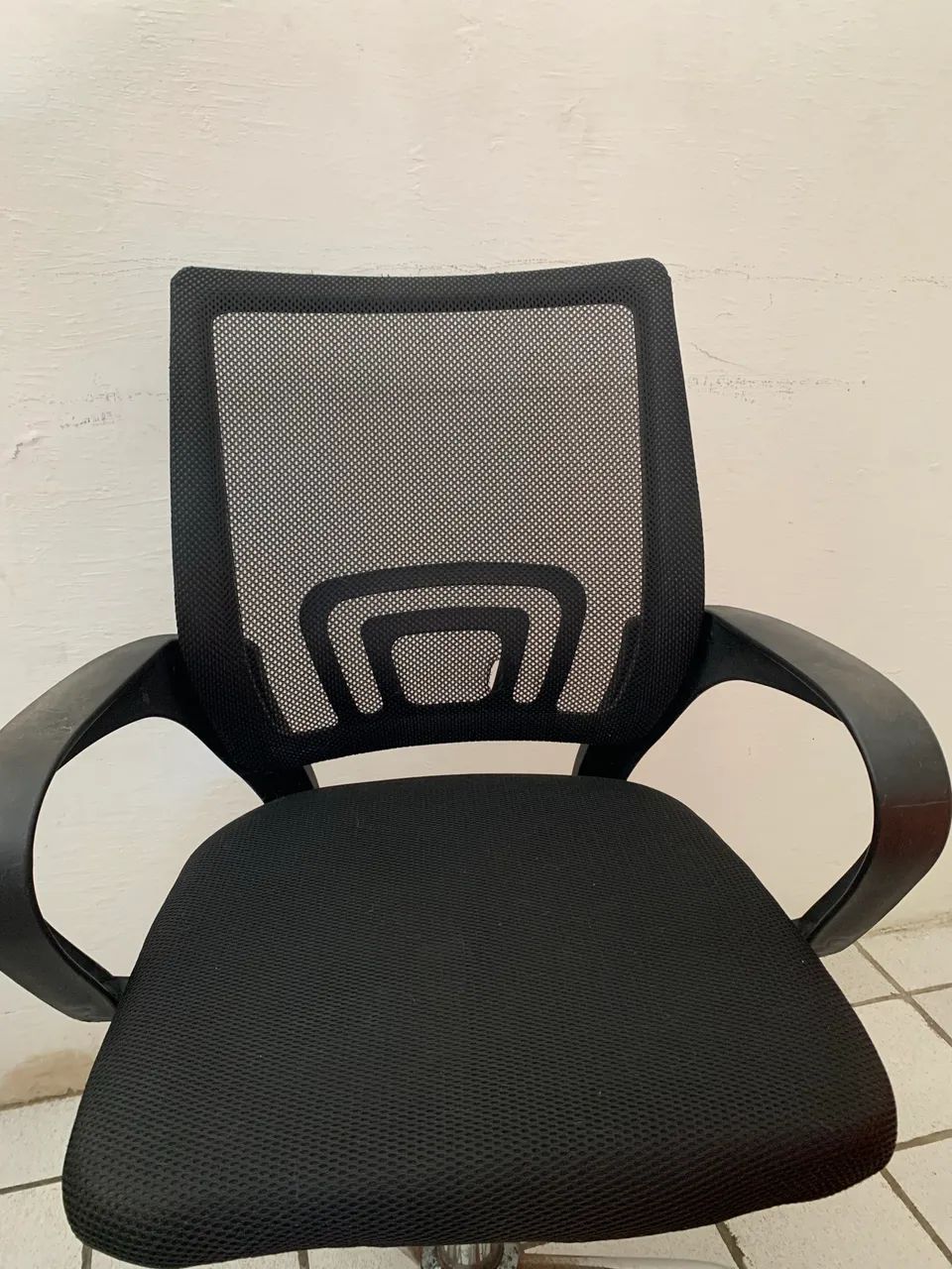 Cadeira de escritório giratória com tela (Mesh) bom estado  - Foto 2
