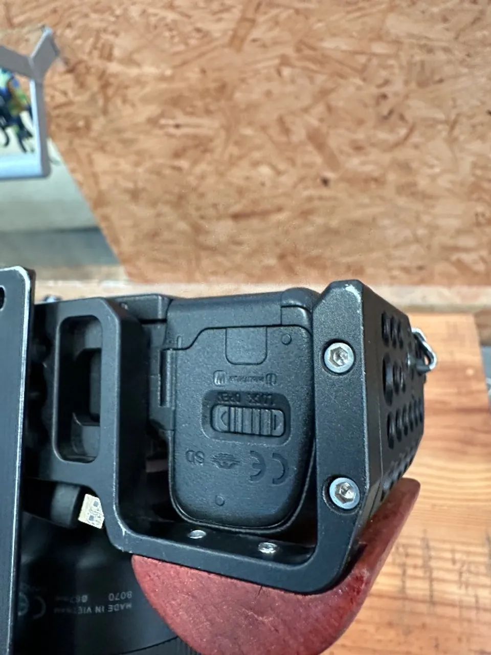 Sony A6300 (corpo) + Cage + 4 baterias - Foto 2