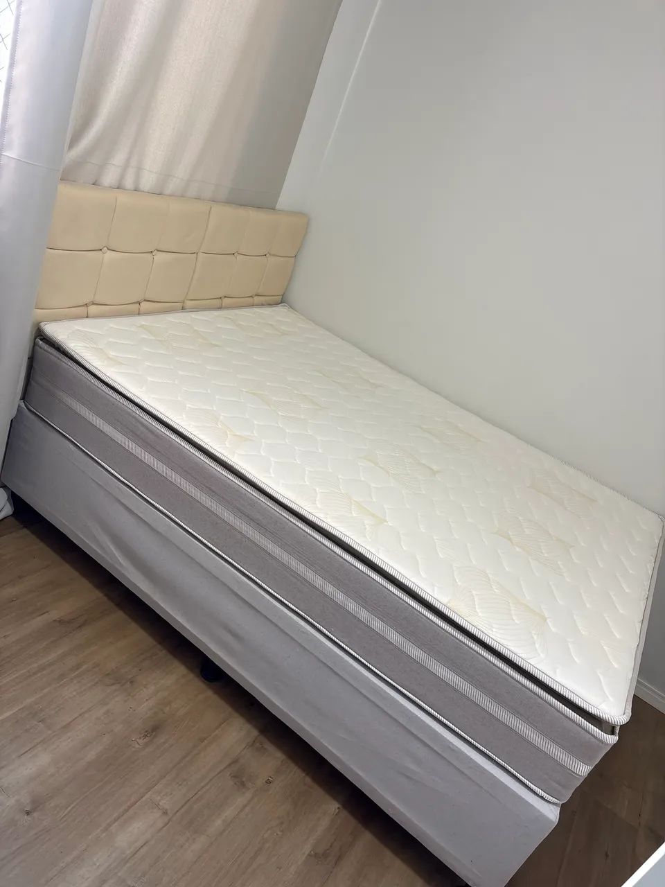 Cama box casal com a cabeceira 