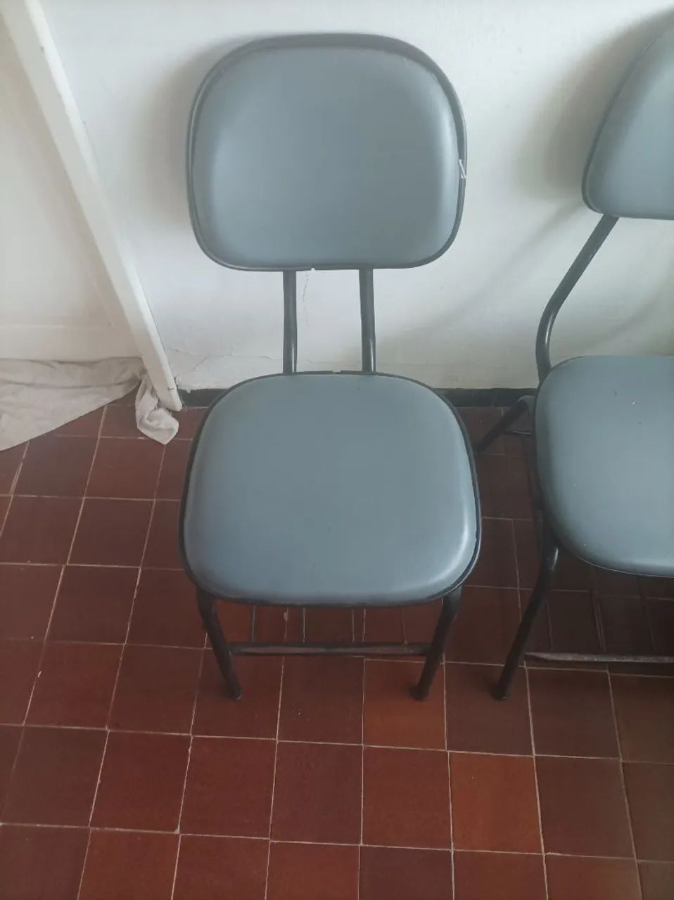 3 cadeiras de ferro estilo Universitário  - Foto 5