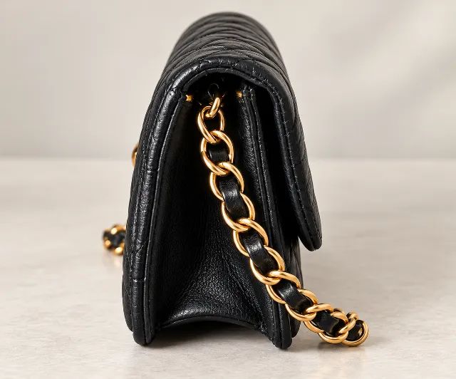 Bolsa Schutz Preta Matelassê com Corrente Dourada - Foto 2