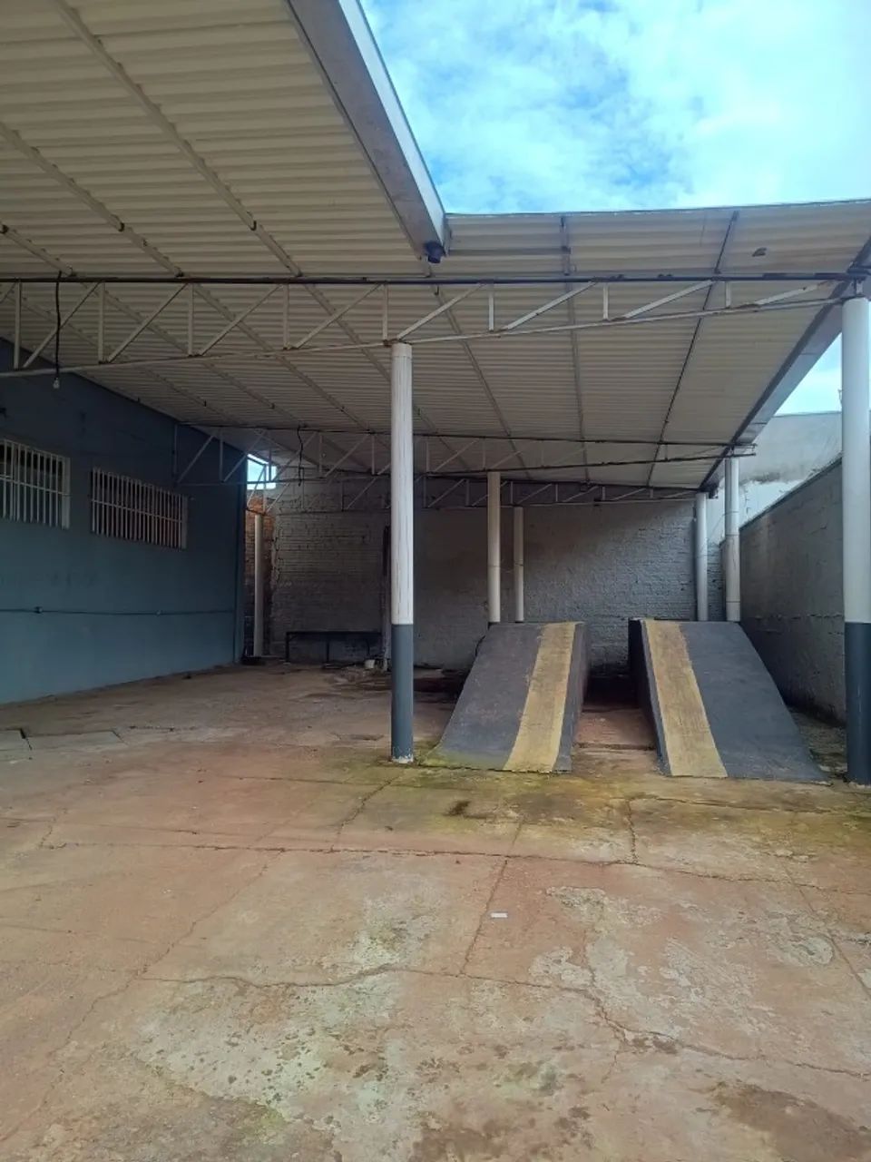 ALUGO GALPÃO COBERTO COM SALA E BANHEIRO.