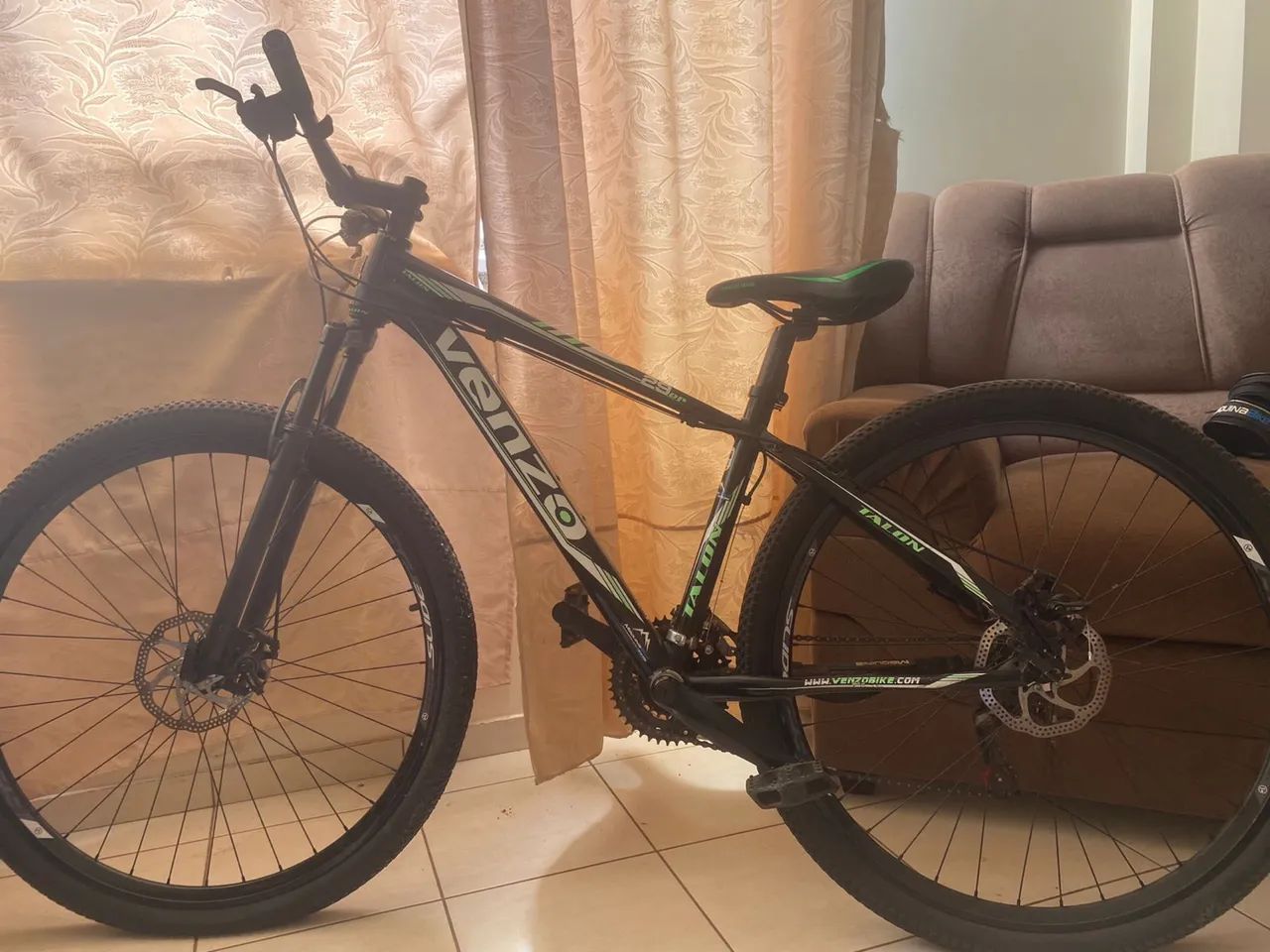 Bicicleta Venzo aro 29. Acompanha capacete e luvas 