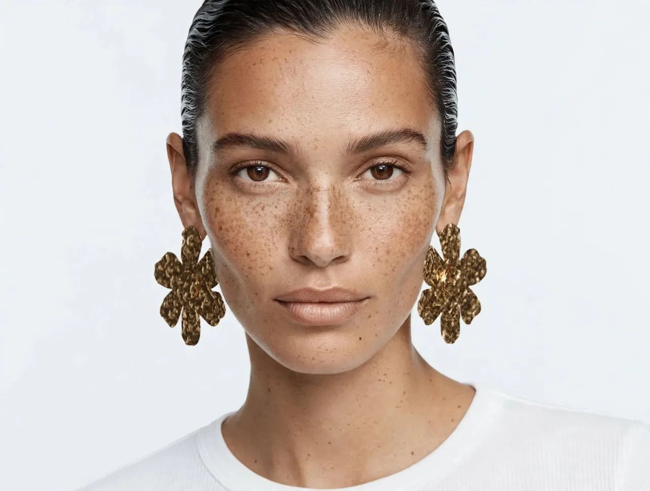 Brinco de flor dourada novo da Zara 