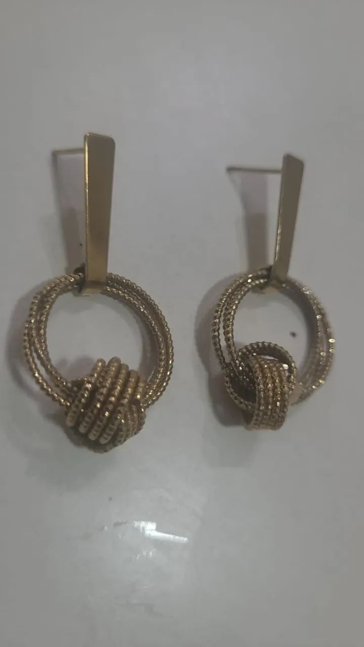 brinco de malha com design entrelaçado folhado