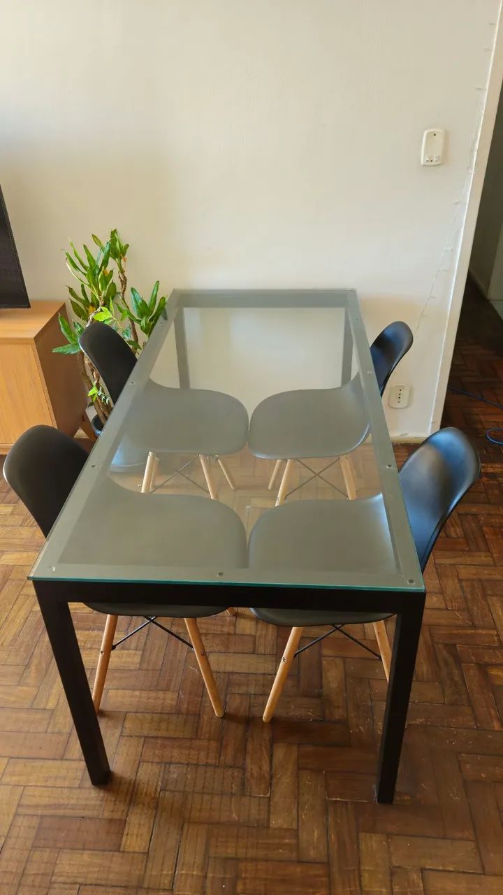Mesa de ferro com tampo em vidro + 4 cadeiras estilo Eames Eiffel  - Foto 3