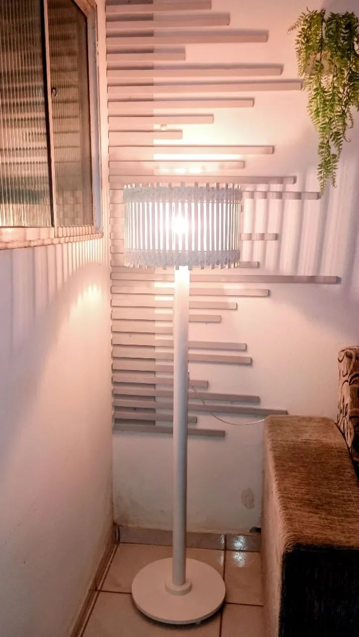 Luminária de canto em madeira. - Foto 2