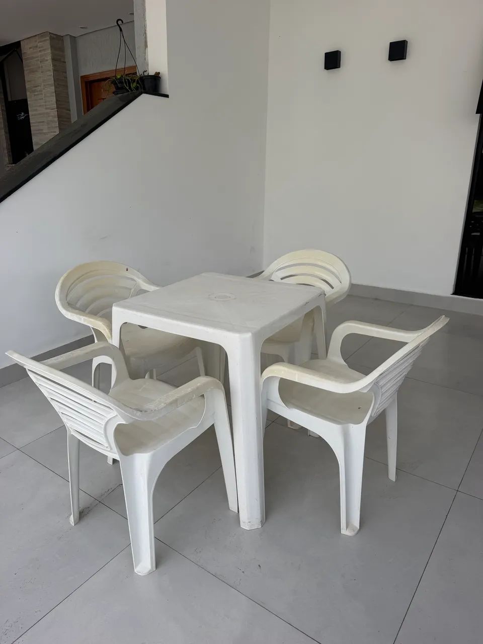 MESA PLÁSTICA COM 4 CADEIRAS 