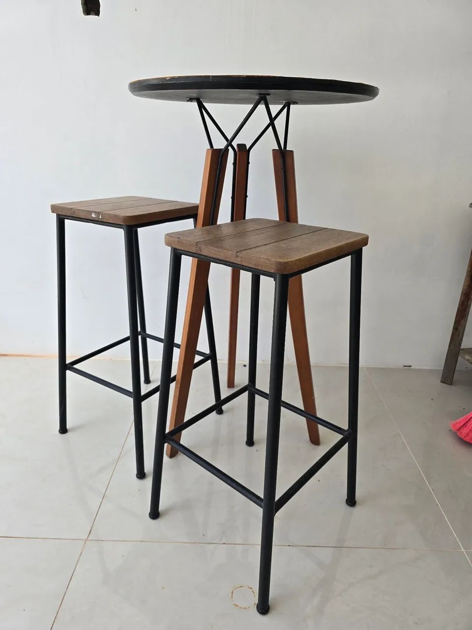Vendo mesa bistrô com bancos TokStok - Foto 2