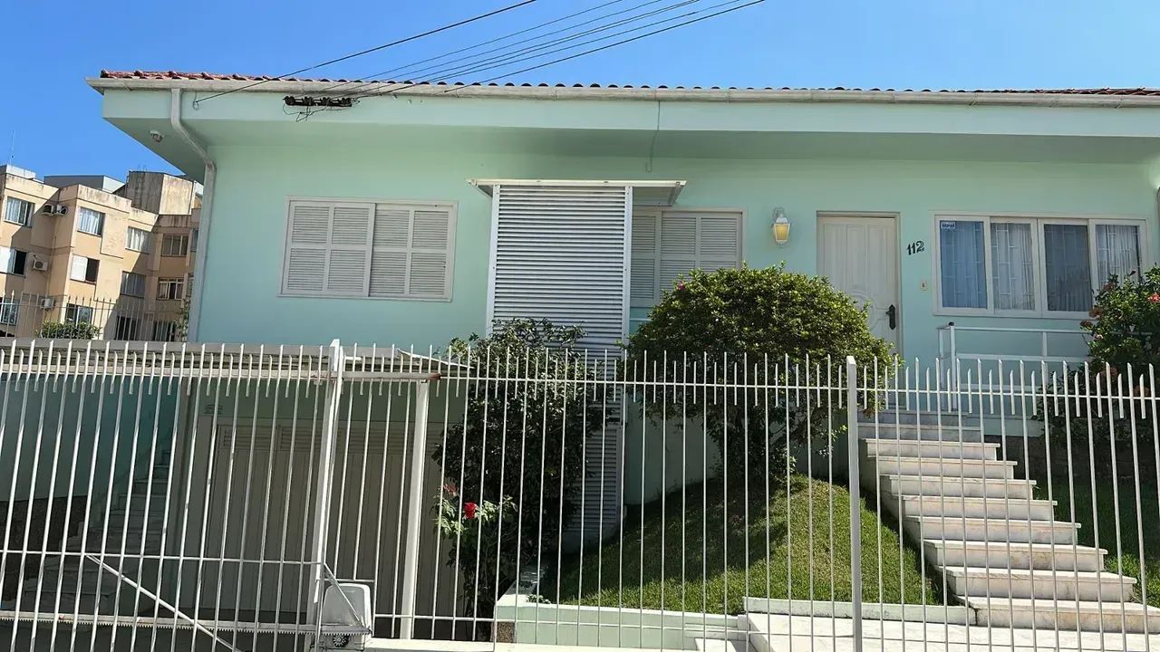 Imóvel para venda possui 185 metros quadrados com 4 quartos em Capoeiras - Florianópolis -