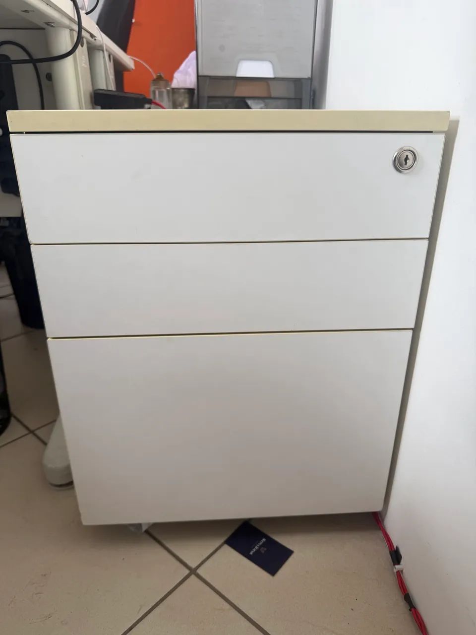 GAVETEIRO DE ESCRITÓRIO COM A CHAVE 