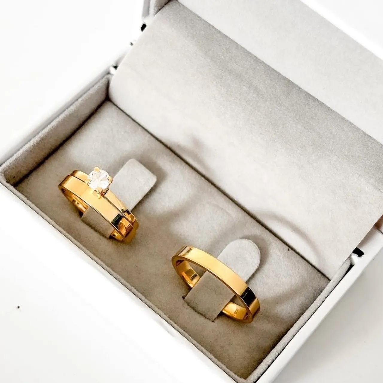 Par de Alianças Reta 4mm Banho de Ouro 18k + Solitária+Caixinha; Namoro,Casamento,Noivado