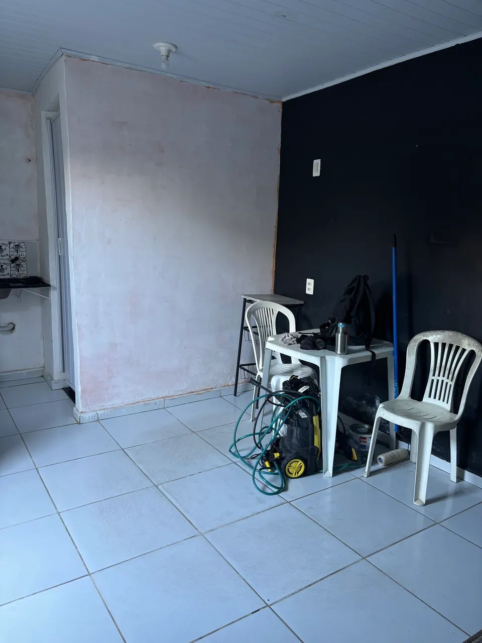 Alugo kitnet incluso água e luz para mulher  - Foto 2